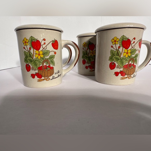 Vintage Wild Strawberry Coffee Mugs With Lids Tea Cups Made in Korea Set Of 4 - Picture 5 of 13